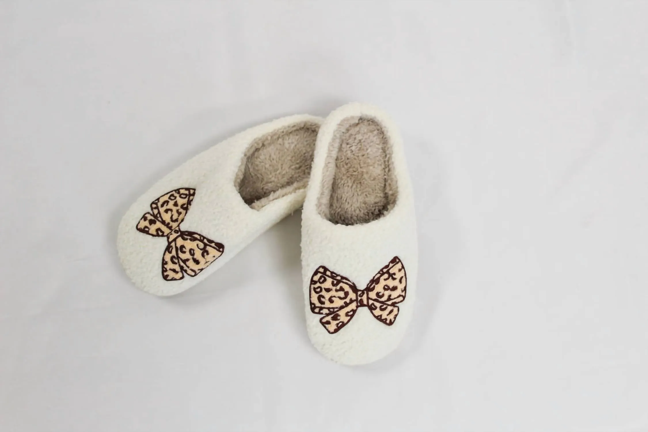 Women's Cozy Cheetah Bow Slippers In Off White