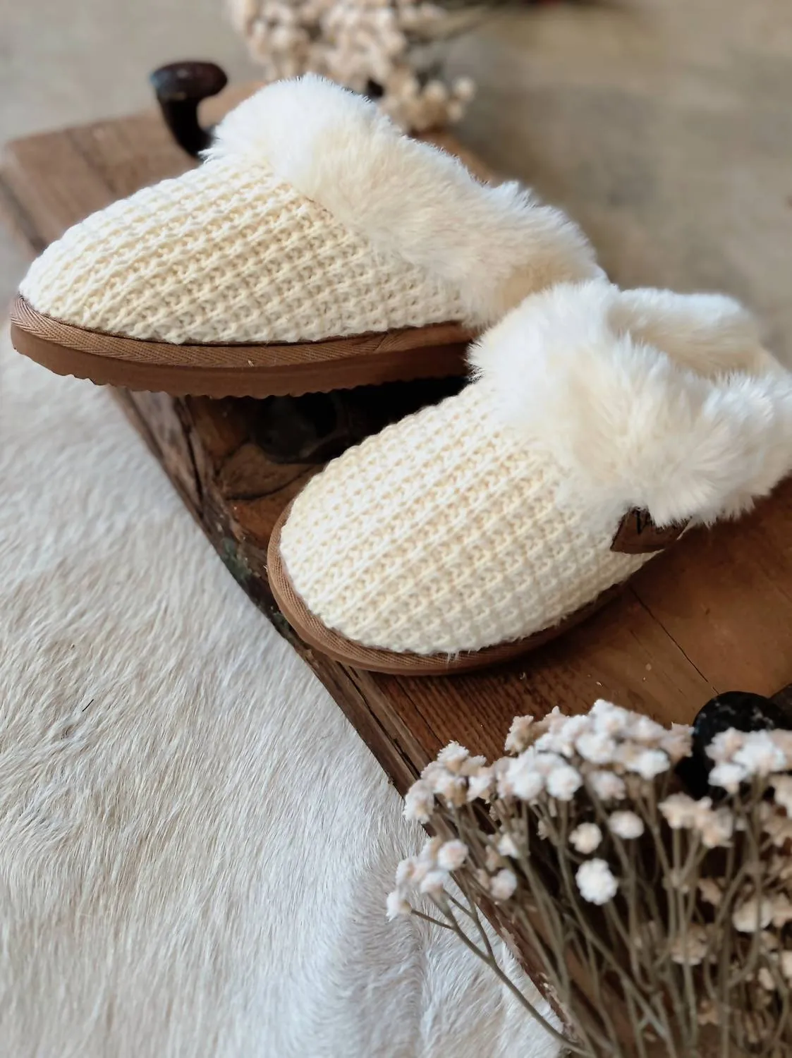 Women's Sweater Knit Fuzzy Slippers In Cream