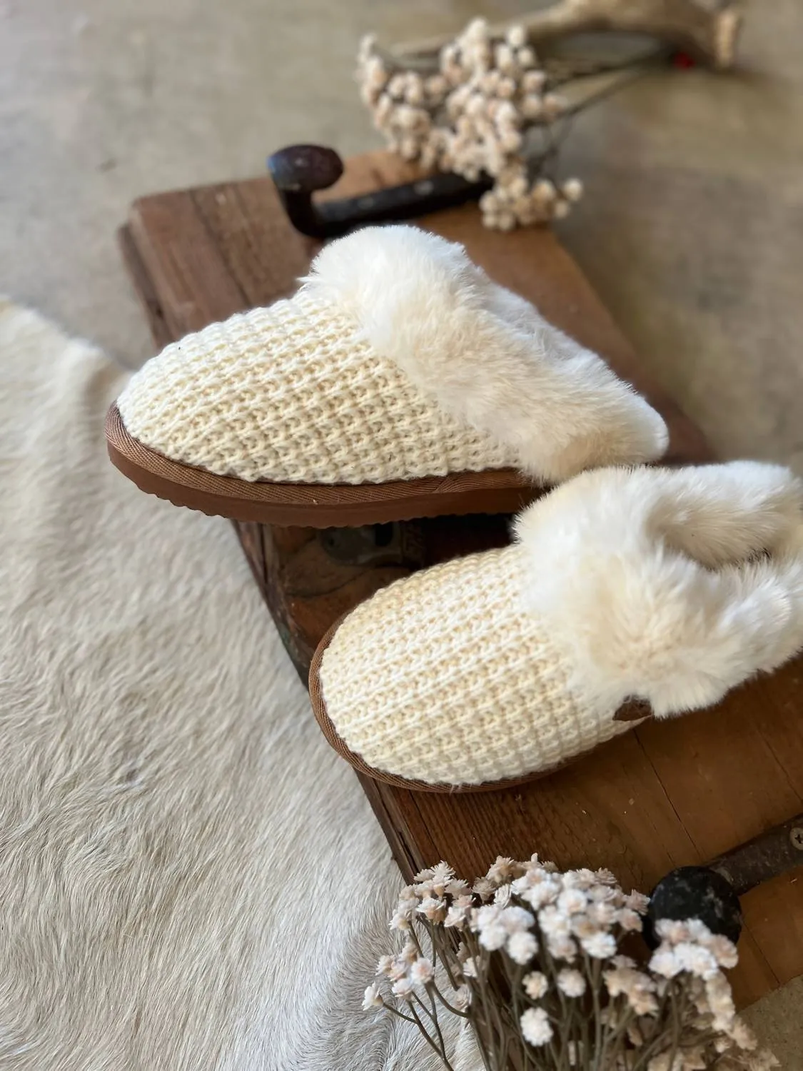 Women's Sweater Knit Fuzzy Slippers In Cream