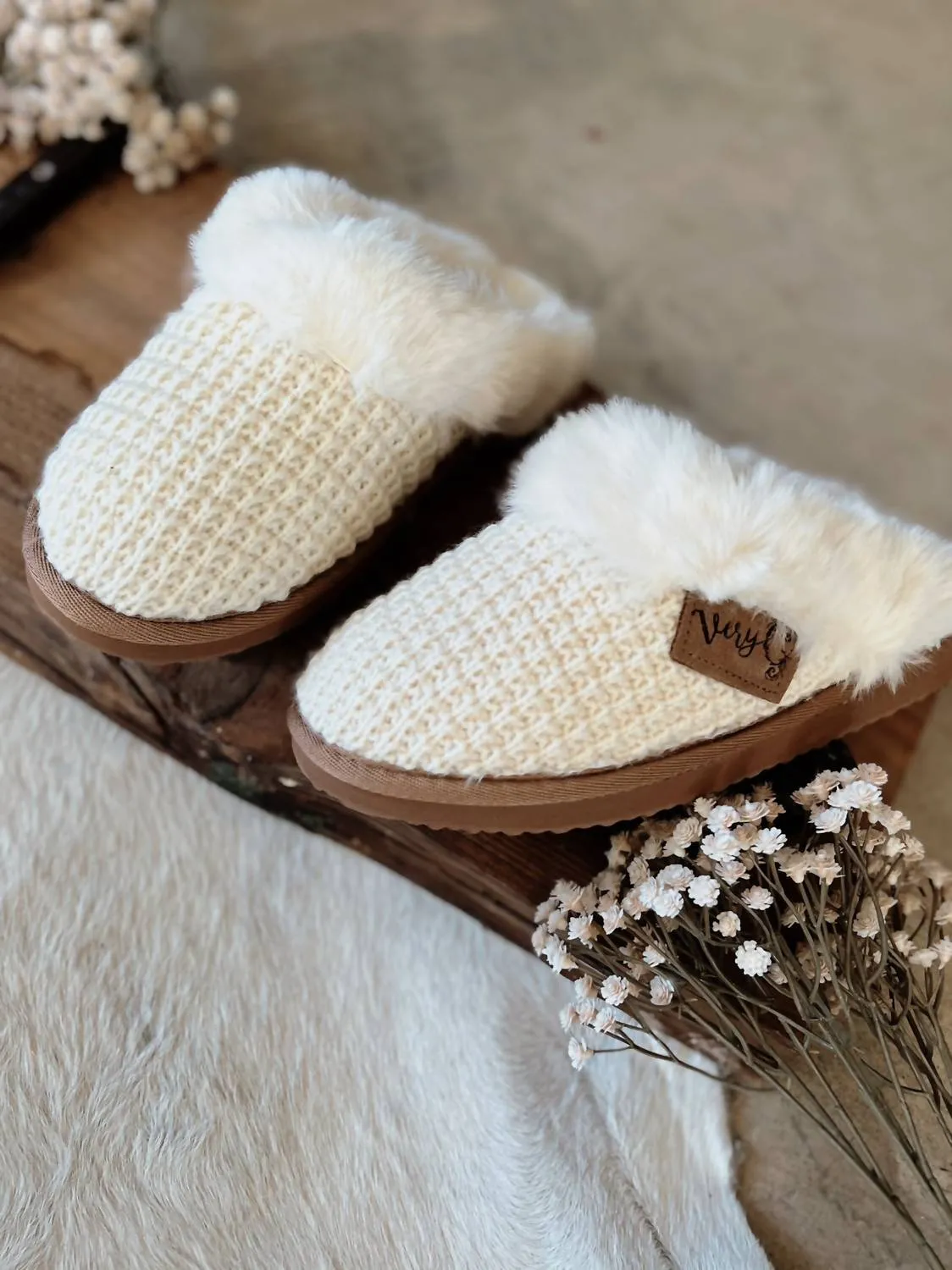 Women's Sweater Knit Fuzzy Slippers In Cream
